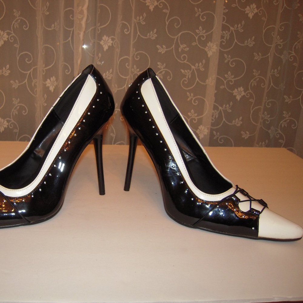 Pointed toe, two tone patent leather high heels